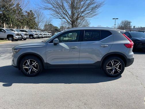 2025 Volvo XC40 B5 Core Bright Theme