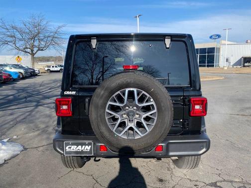 2024 Jeep Wrangler 4-Door Sahara