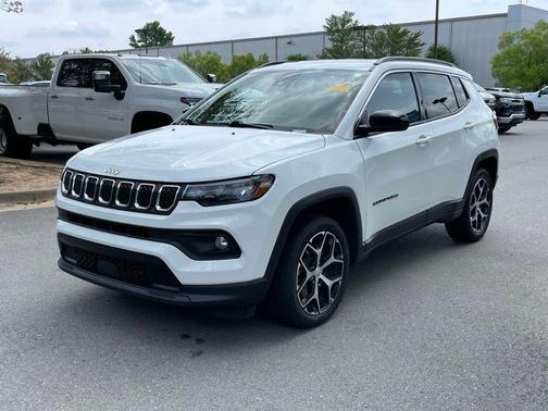 Bright White Clearcoat 2024 Jeep Compass Latitude