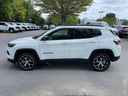 Bright White Clearcoat 2024 Jeep Compass Latitude