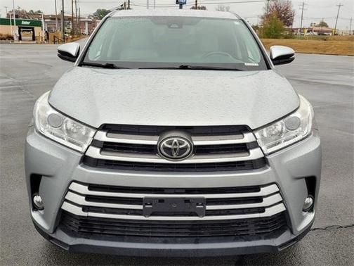 Photo 2 of 23 of 2017 Toyota Highlander LE
