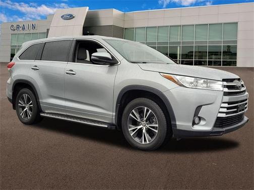 Photo 1 of 23 of 2017 Toyota Highlander LE
