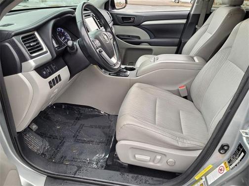 Photo 5 of 23 of 2017 Toyota Highlander LE