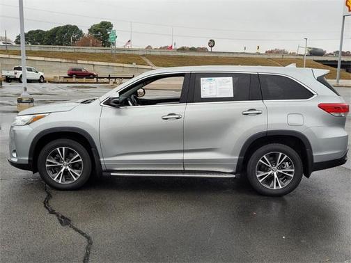 Photo 3 of 23 of 2017 Toyota Highlander LE