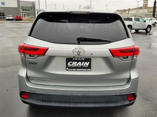 Photo 4 of 23 of 2017 Toyota Highlander LE
