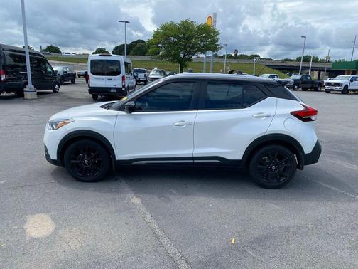 Aspen White/Super Black 2020 Nissan Kicks SR