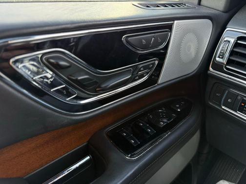 Silver Radiance Metallic Clearcoat 2022 Lincoln Navigator Black Label