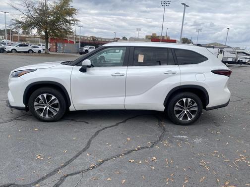 2024 Toyota Highlander Hybrid XLE