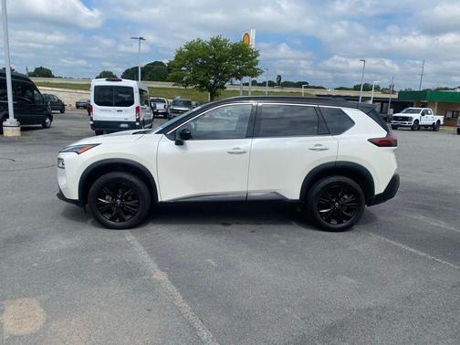 Pearl White Tricoat/Super Black 2023 Nissan Rogue SV