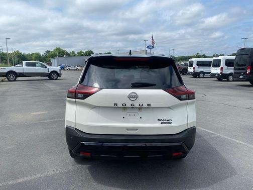 Pearl White Tricoat/Super Black 2023 Nissan Rogue SV