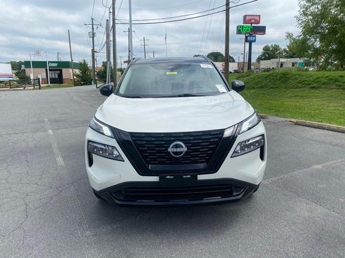 Pearl White Tricoat/Super Black 2023 Nissan Rogue SV
