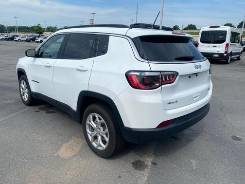 Bright White Clearcoat 2024 Jeep Compass Latitude