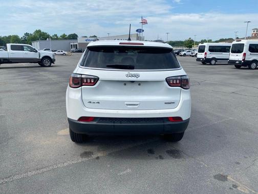 Bright White Clearcoat 2024 Jeep Compass Latitude
