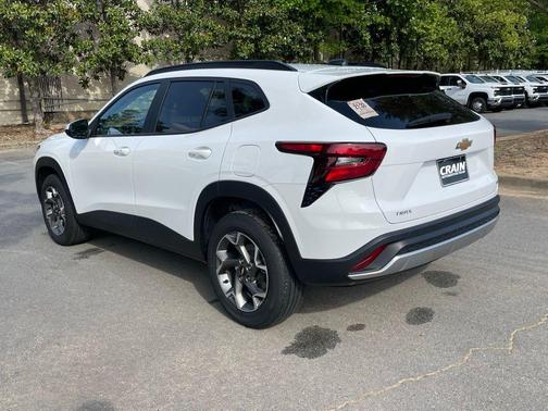 Summit White 2025 Chevrolet Trax LT