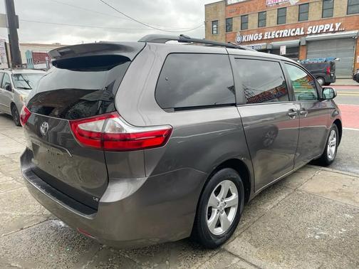 2016 Toyota Sienna LE