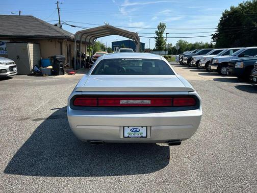 2009 Dodge Challenger SE