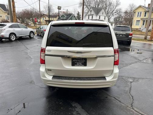 2016 Chrysler Town & Country Touring