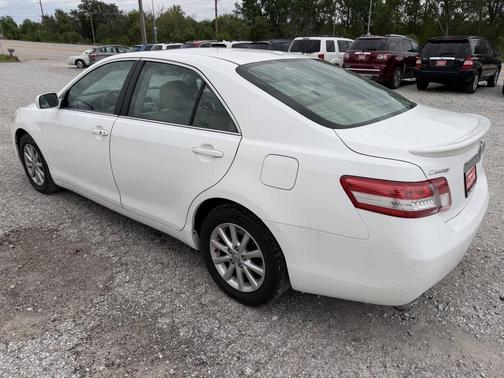 Off White 2011 Toyota Camry XLE