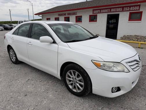 Off White 2011 Toyota Camry XLE