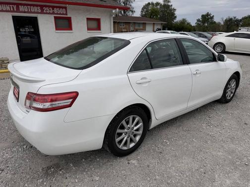 Off White 2011 Toyota Camry XLE
