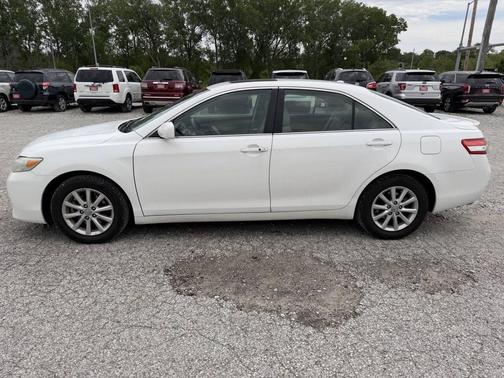 Off White 2011 Toyota Camry XLE