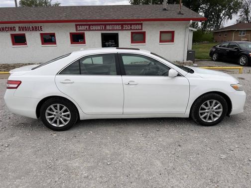 Off White 2011 Toyota Camry XLE