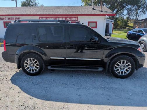 2010 Nissan Pathfinder LE