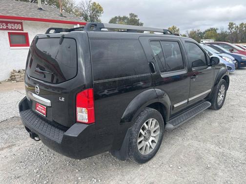 2010 Nissan Pathfinder LE
