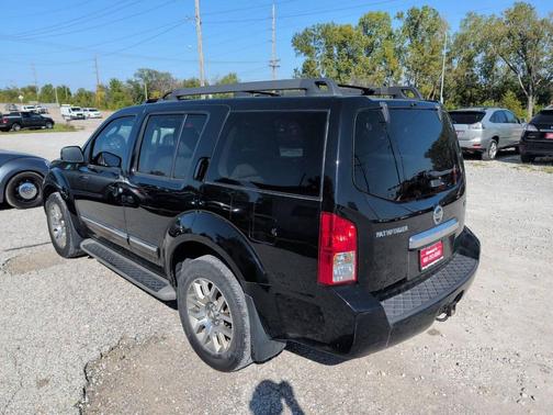 2010 Nissan Pathfinder LE