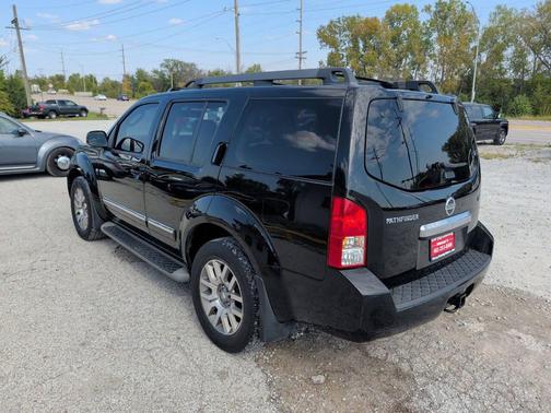 2010 Nissan Pathfinder LE