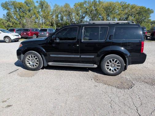2010 Nissan Pathfinder LE