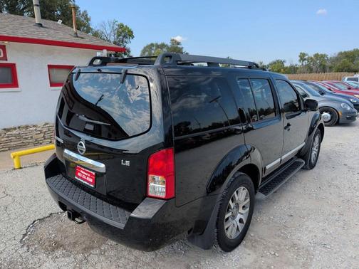 2010 Nissan Pathfinder LE