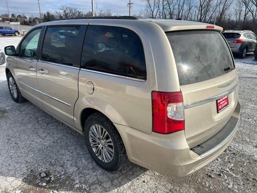 2013 Chrysler Town & Country Touring-L