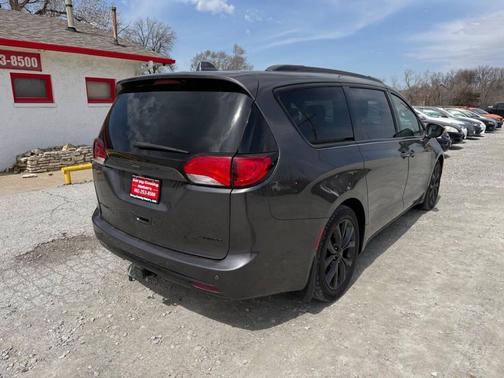 Granite Crystal Metallic Clearcoat 2018 Chrysler Pacifica Limited
