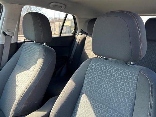 Photo 4 of 23 of 2021 Chevrolet Trax LS