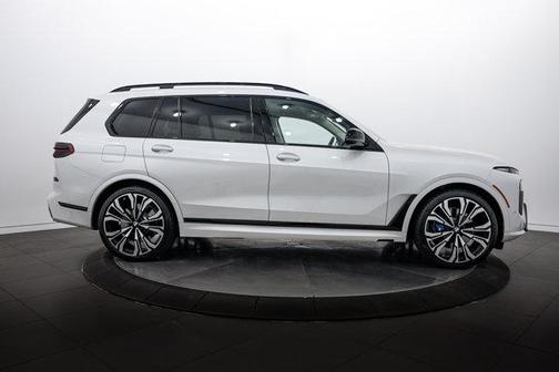 Mineral White Metallic 2023 BMW X7 M60i