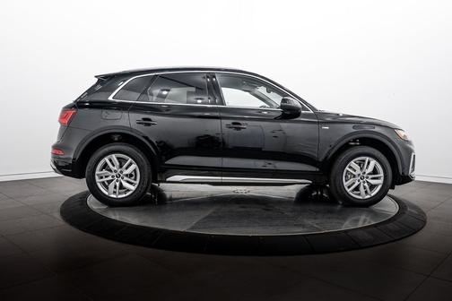 Mythos Black Metallic 2023 Audi Q5 45 S line Premium