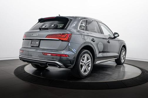 Daytona Gray Pearl Effect 2023 Audi Q5 e 55 S line Premium Plus
