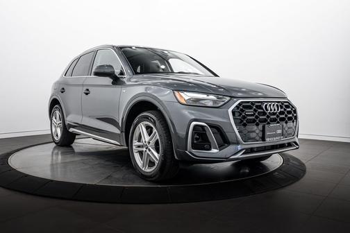 Daytona Gray Pearl Effect 2023 Audi Q5 e 55 S line Premium Plus