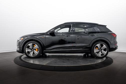 Mythos Black Metallic 2023 Audi e-tron Premium Plus