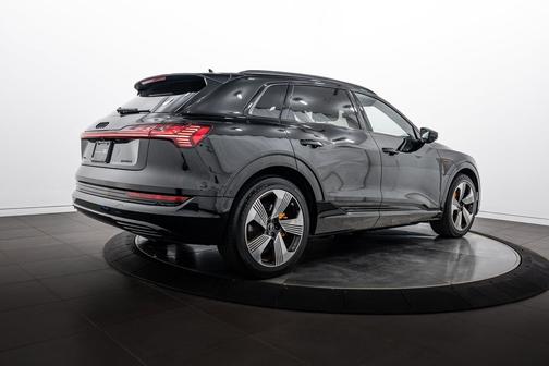 Mythos Black Metallic 2023 Audi e-tron Premium Plus