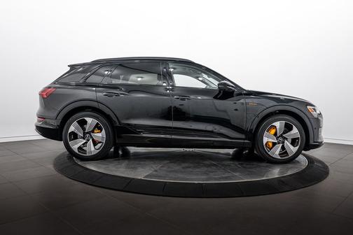 Mythos Black Metallic 2023 Audi e-tron Premium Plus