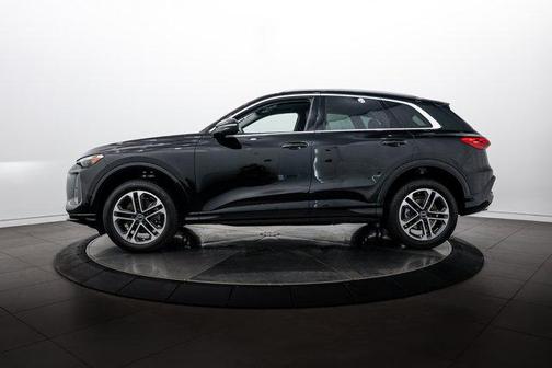 Mythos Black Metallic 2025 Audi Q5 Premium