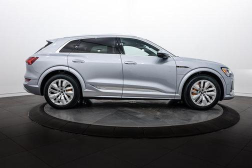 Florett Silver Metallic 2023 Audi e-tron S Premium Plus