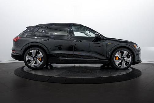2022 Audi e-tron Premium Plus