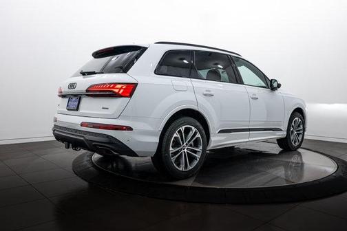 Glacier White 2026 Audi Q7 45 Premium