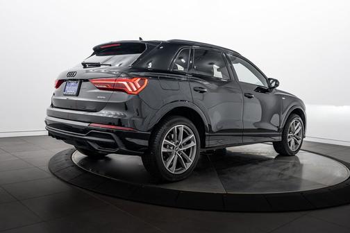 Mythos Black Metallic 2025 Audi Q3 S line Premium