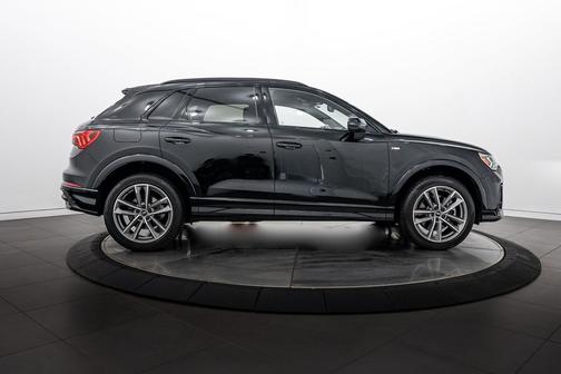 Mythos Black Metallic 2025 Audi Q3 S line Premium