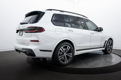 2025 BMW X7 M60i