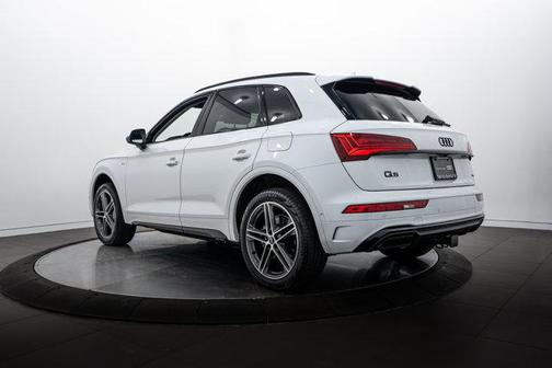 Glacier White Metallic 2023 Audi Q5 55 S line Prestige